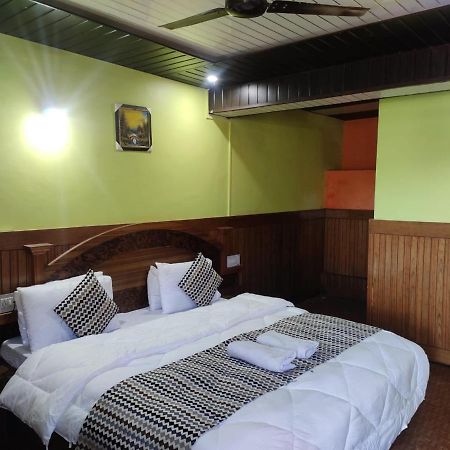 Hotel Deepraj, Каусани Екстериор снимка