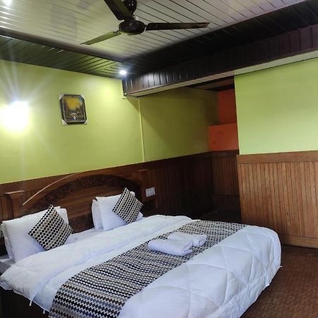 Hotel Deepraj, Каусани Екстериор снимка
