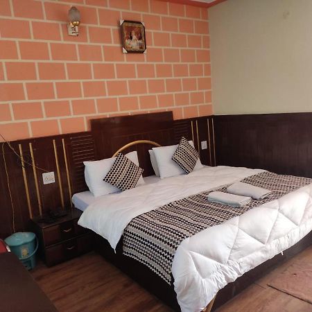 Hotel Deepraj, Каусани Екстериор снимка