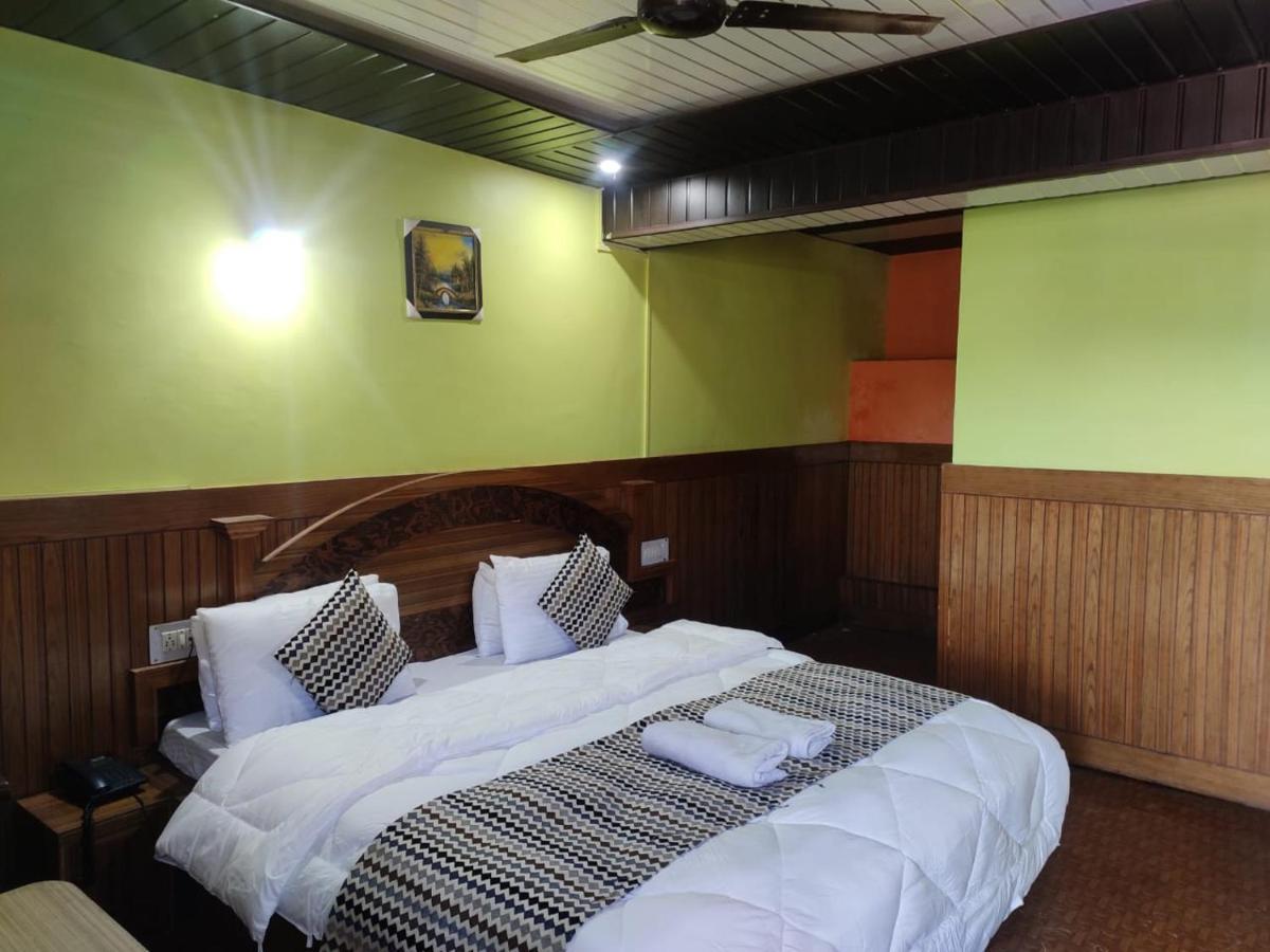 Hotel Deepraj, Каусани Екстериор снимка