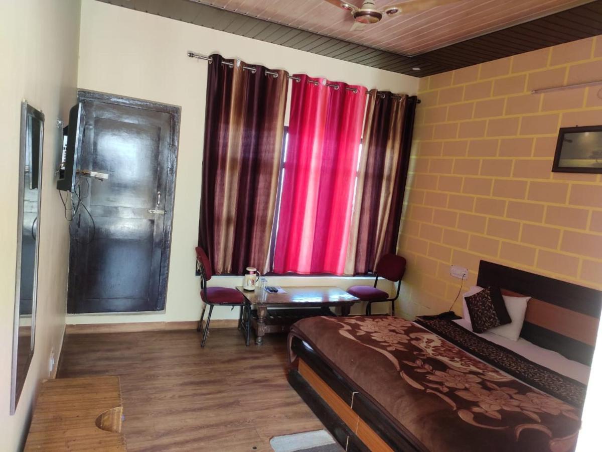 Hotel Deepraj, Каусани Екстериор снимка