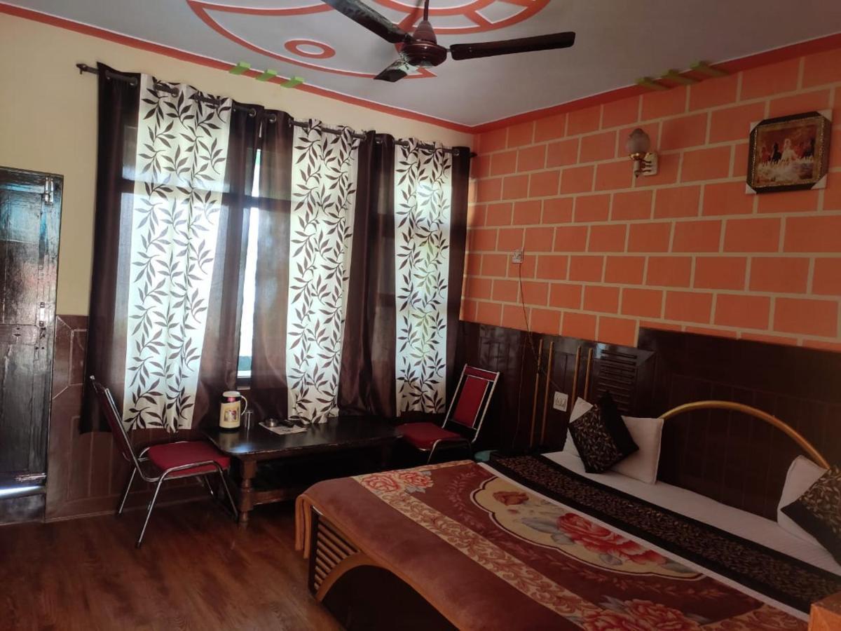 Hotel Deepraj, Каусани Екстериор снимка
