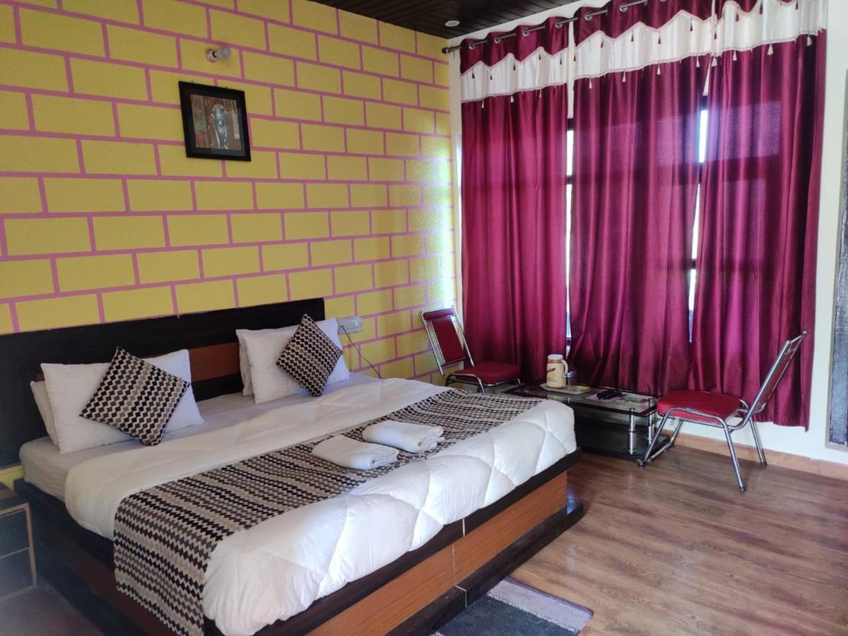 Hotel Deepraj, Каусани Екстериор снимка