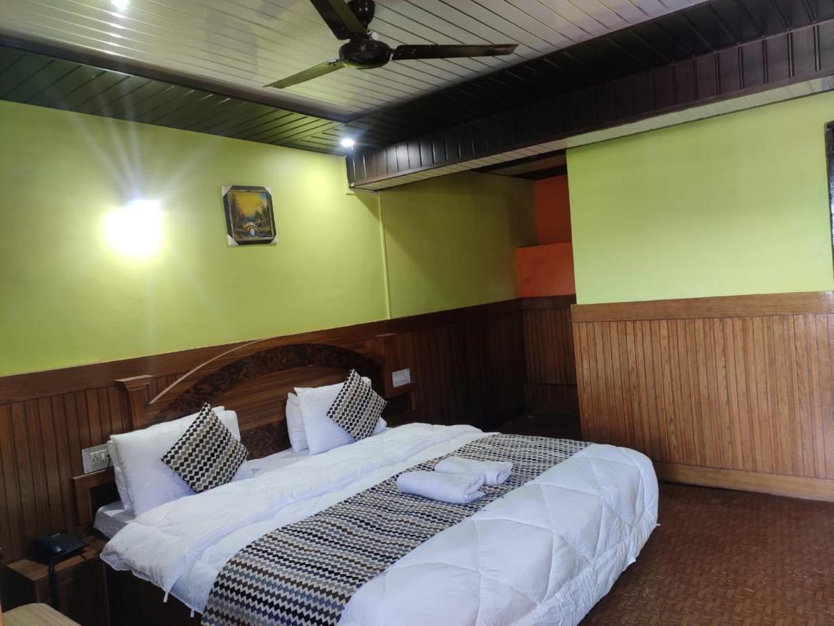 Hotel Deepraj, Каусани Екстериор снимка