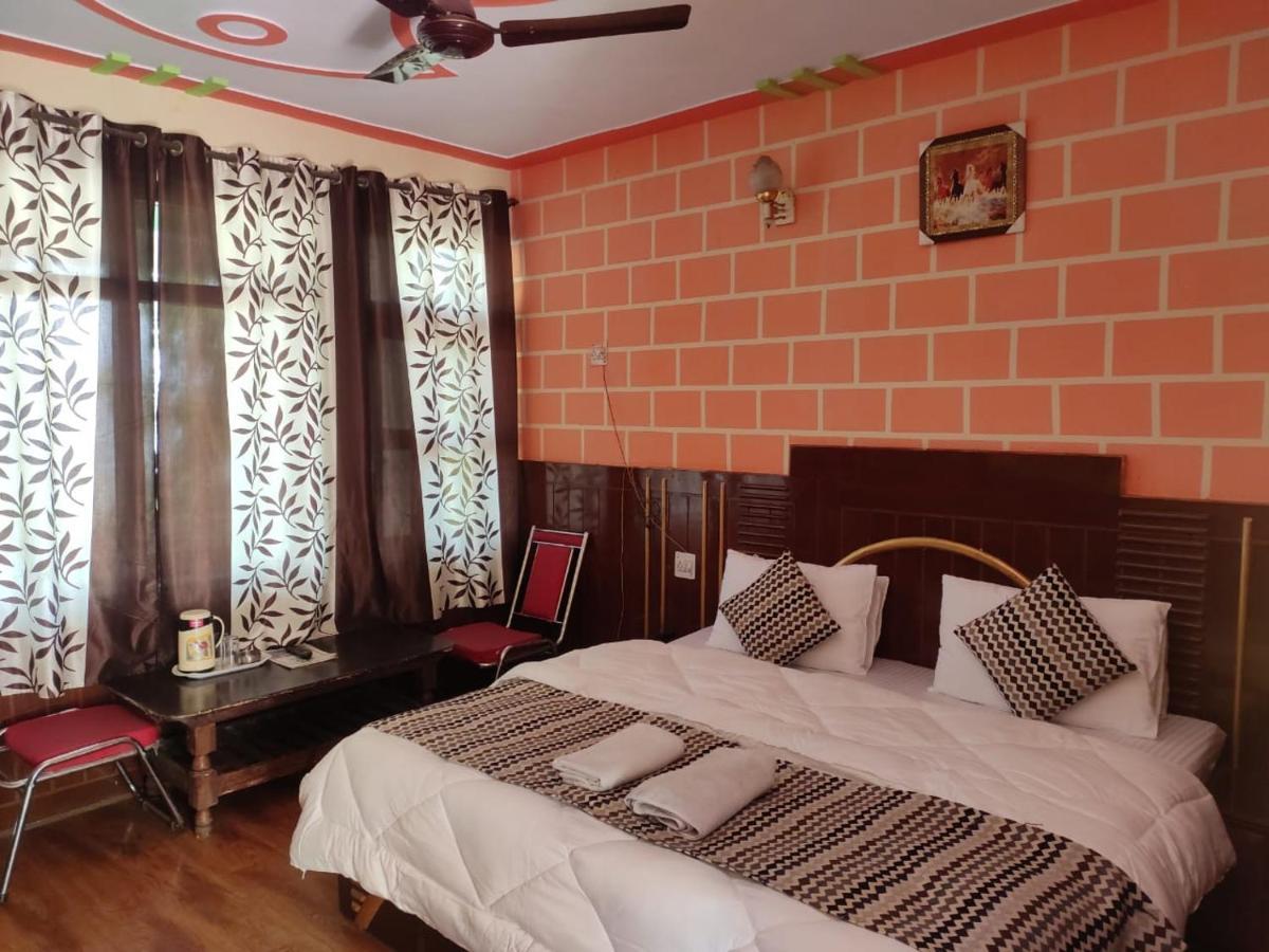 Hotel Deepraj, Каусани Екстериор снимка