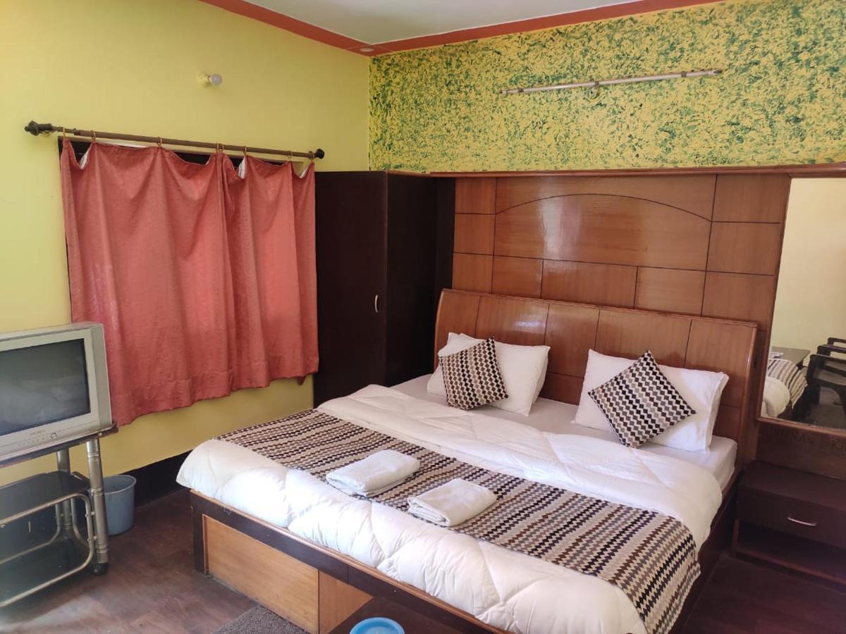 Hotel Deepraj, Каусани Екстериор снимка