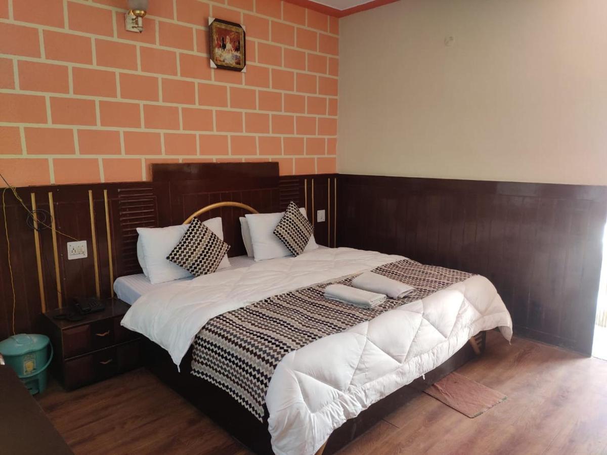 Hotel Deepraj, Каусани Екстериор снимка