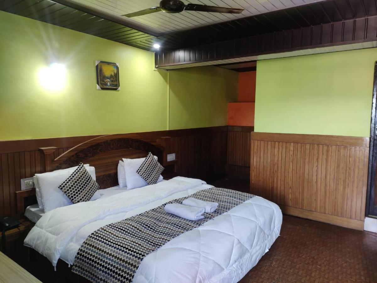 Hotel Deepraj, Каусани Екстериор снимка