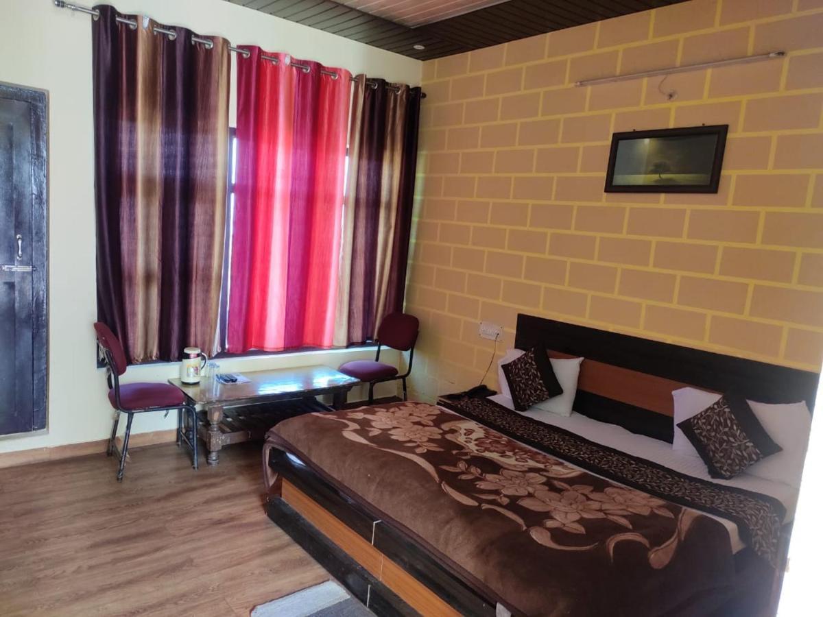 Hotel Deepraj, Каусани Екстериор снимка