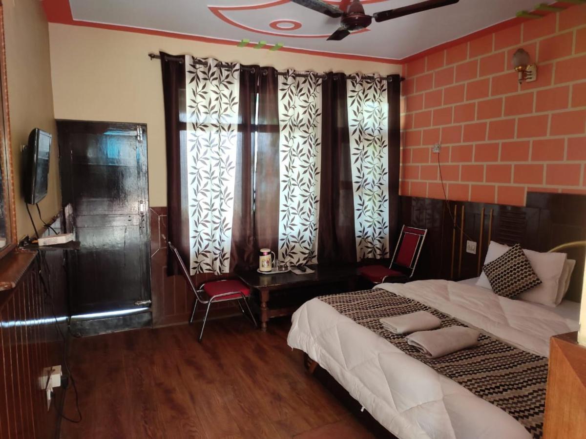Hotel Deepraj, Каусани Екстериор снимка