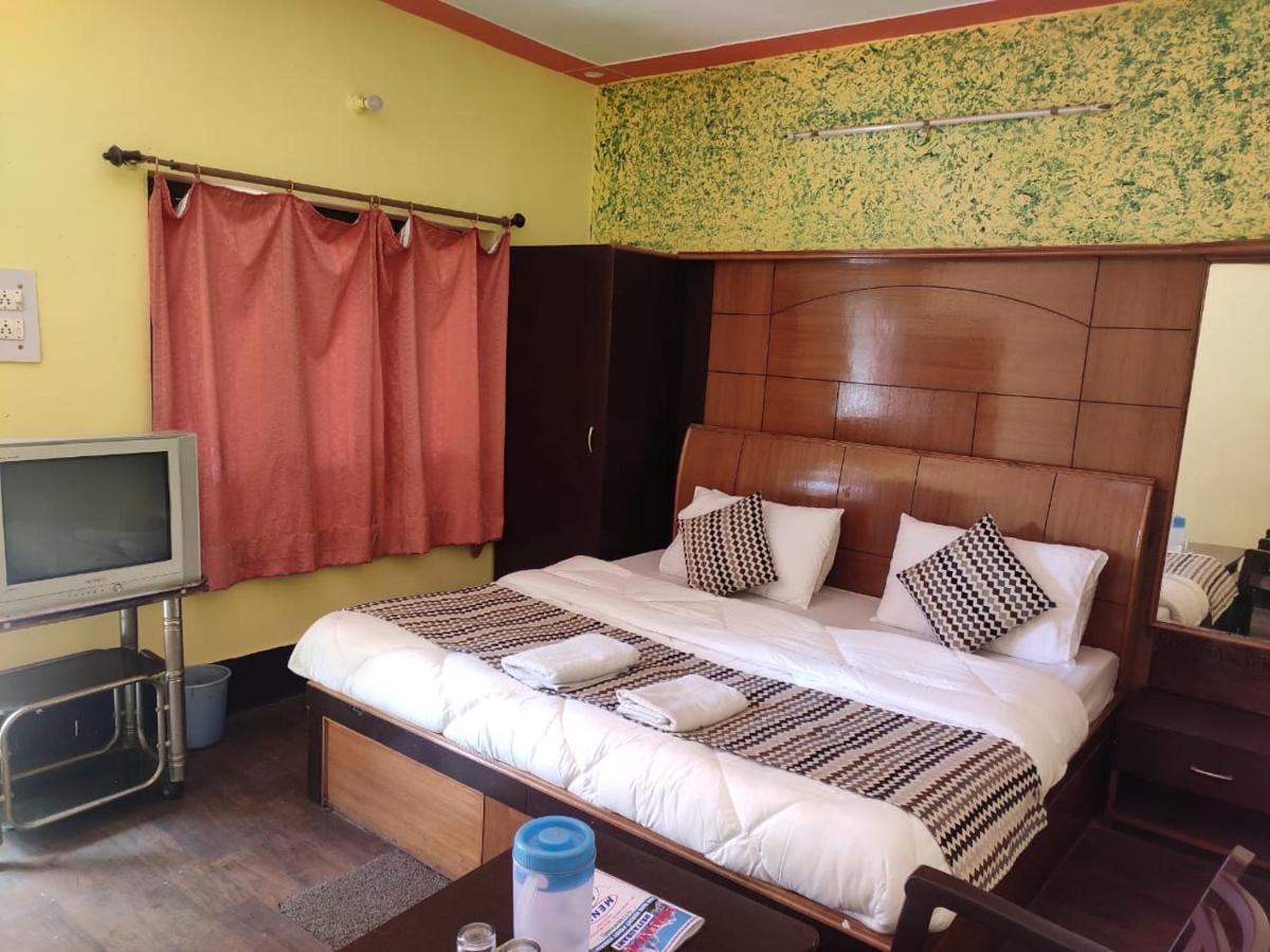 Hotel Deepraj, Каусани Екстериор снимка