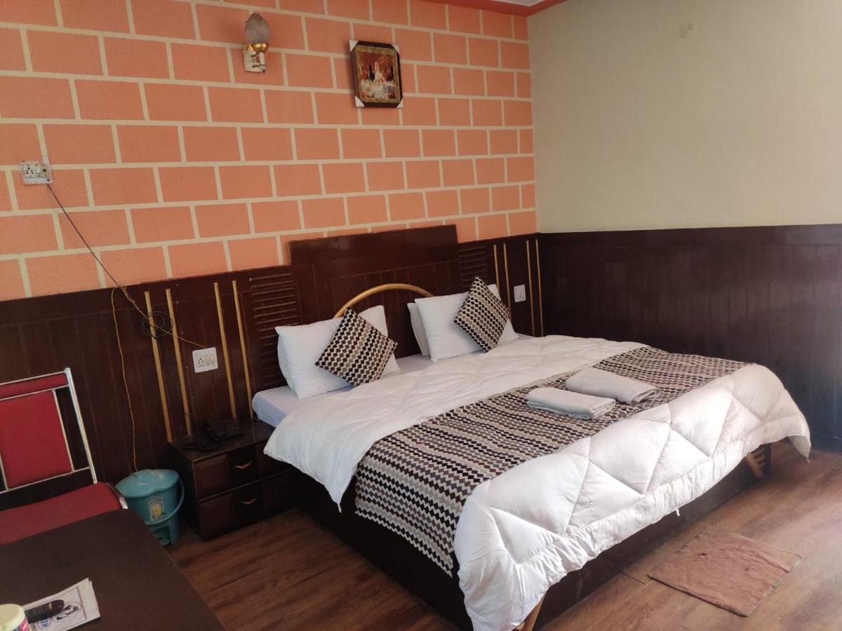 Hotel Deepraj, Каусани Екстериор снимка
