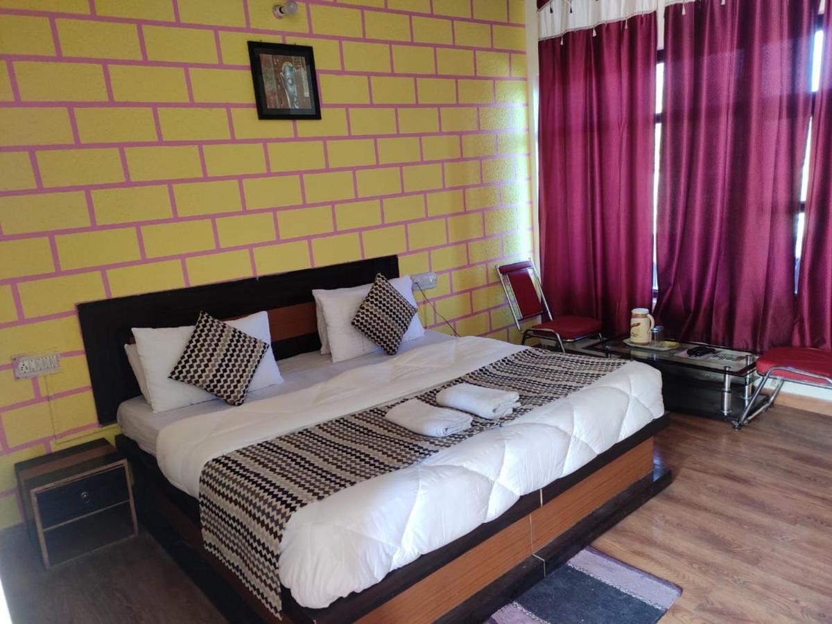 Hotel Deepraj, Каусани Екстериор снимка