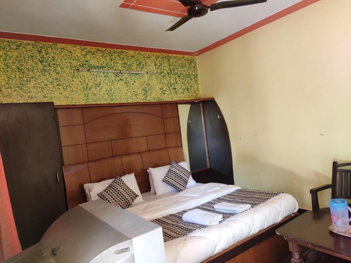 Hotel Deepraj, Каусани Екстериор снимка