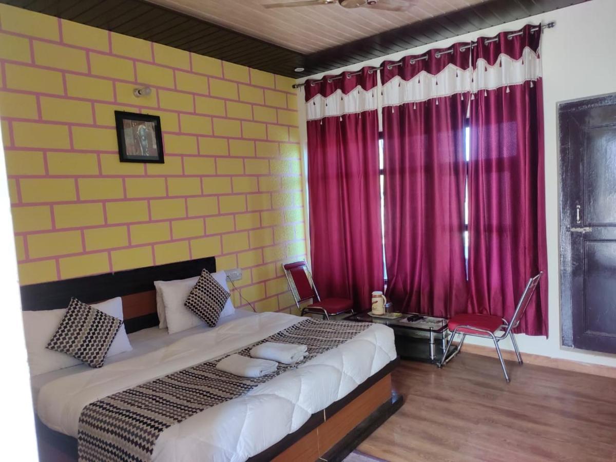Hotel Deepraj, Каусани Екстериор снимка