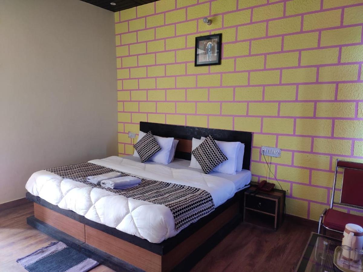 Hotel Deepraj, Каусани Екстериор снимка