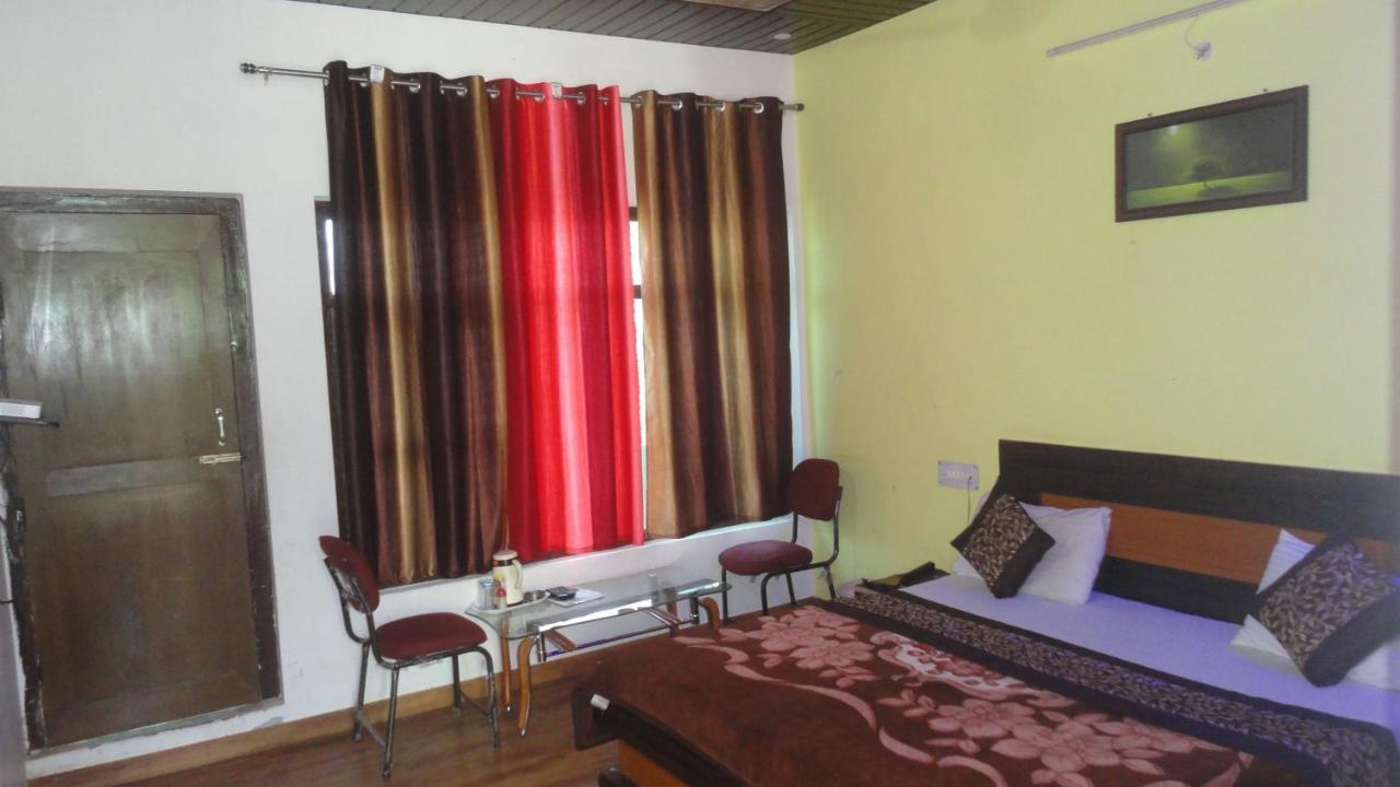 Hotel Deepraj, Каусани Екстериор снимка