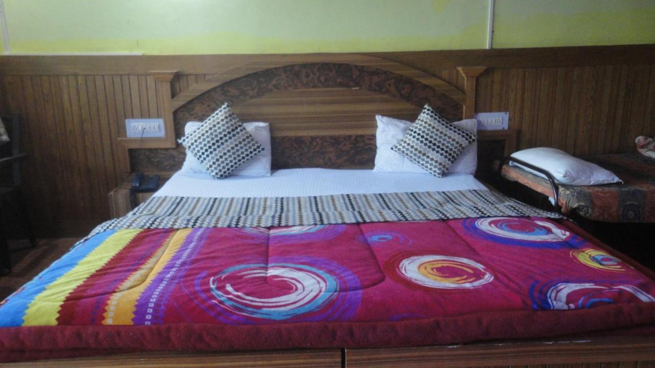 Hotel Deepraj, Каусани Екстериор снимка