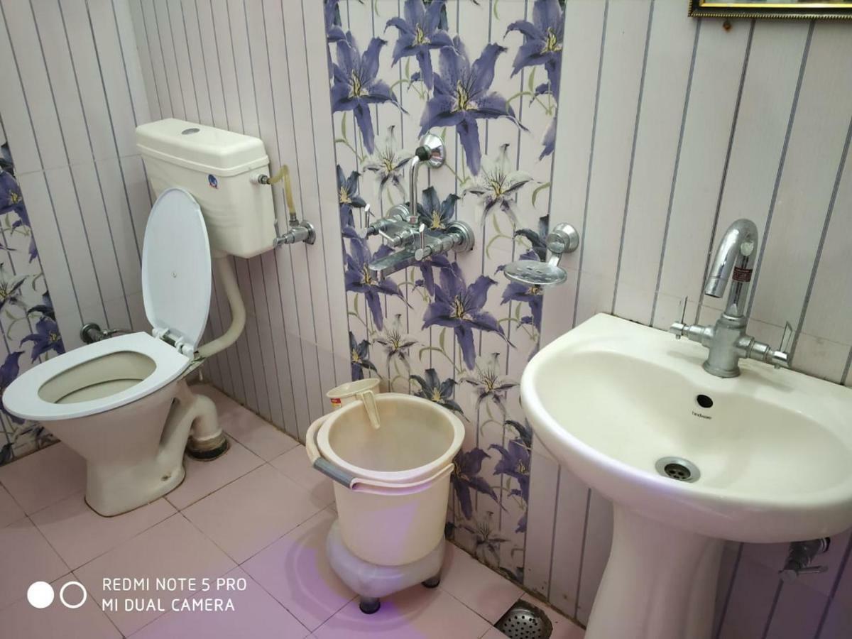 Hotel Deepraj, Каусани Екстериор снимка