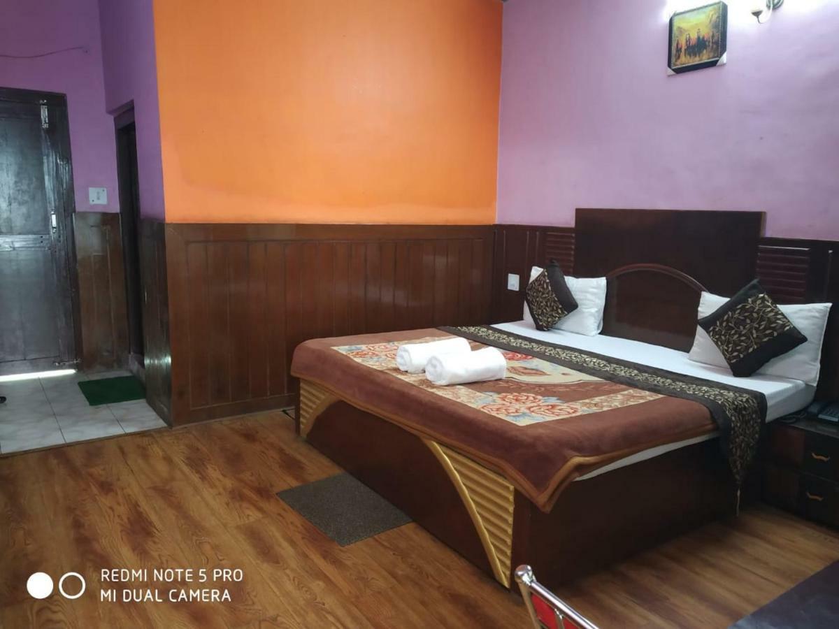Hotel Deepraj, Каусани Екстериор снимка