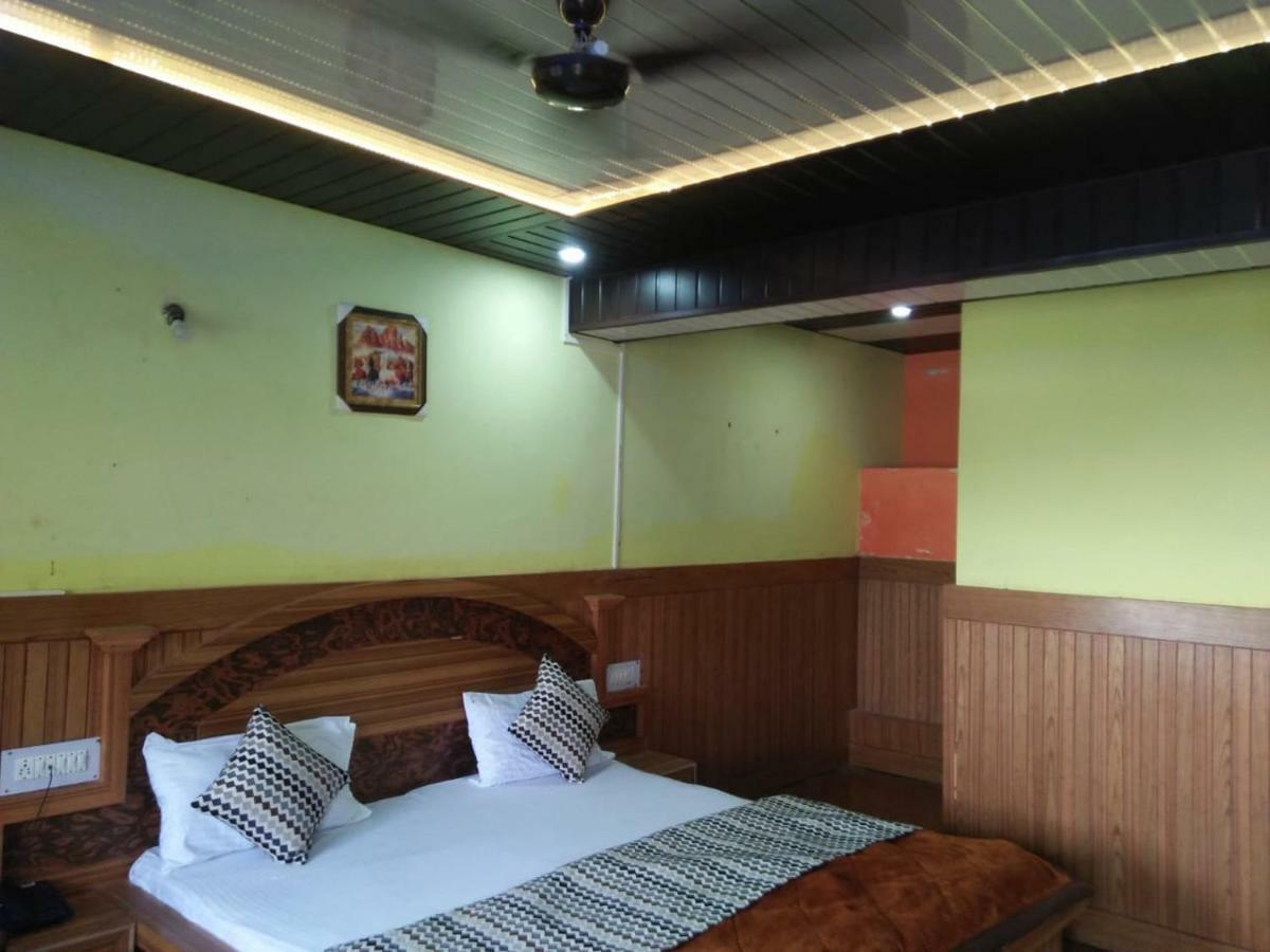 Hotel Deepraj, Каусани Екстериор снимка